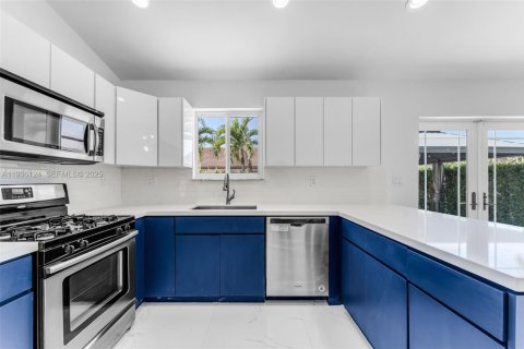 House in Miami, Florida 4 bedrooms, 174.84 sq.m. № 1994238 - photo 10