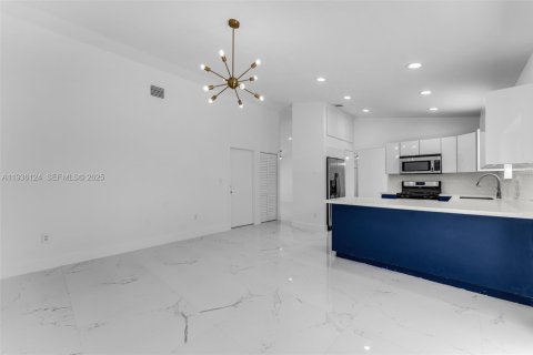 House in Miami, Florida 4 bedrooms, 174.84 sq.m. № 1994238 - photo 8