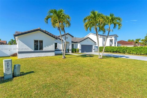 House in Miami, Florida 4 bedrooms, 174.84 sq.m. № 1994238 - photo 3