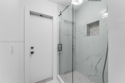 House in Miami, Florida 4 bedrooms, 174.84 sq.m. № 1994238 - photo 14