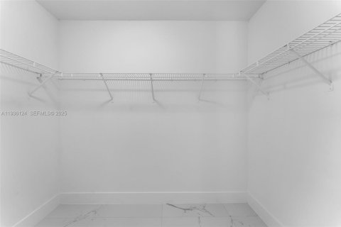 House in Miami, Florida 4 bedrooms, 174.84 sq.m. № 1994238 - photo 18