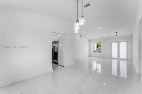 House in Miami, Florida 4 bedrooms, 174.84 sq.m. № 1994238 - photo 6