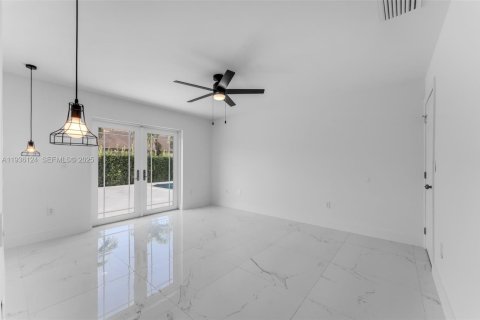 House in Miami, Florida 4 bedrooms, 174.84 sq.m. № 1994238 - photo 17