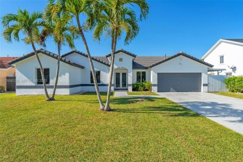 House in Miami, Florida 4 bedrooms, 174.84 sq.m. № 1994238 - photo 1