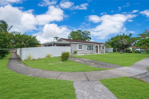 House in Miami, Florida 3 bedrooms, 106.47 sq.m. № 2088305 - photo 2
