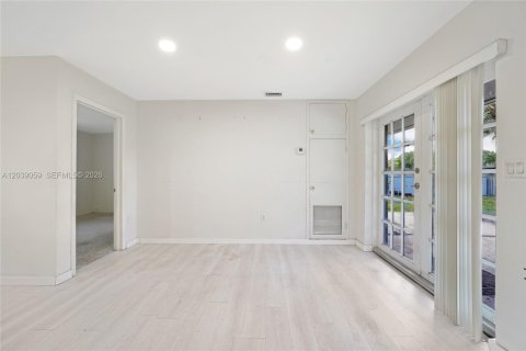House in Miami, Florida 3 bedrooms, 106.47 sq.m. № 2088305 - photo 6