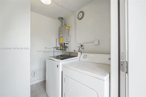 House in Miami, Florida 3 bedrooms, 106.47 sq.m. № 2088305 - photo 20