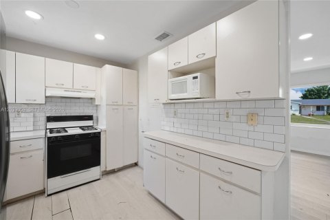 House in Miami, Florida 3 bedrooms, 106.47 sq.m. № 2088305 - photo 10