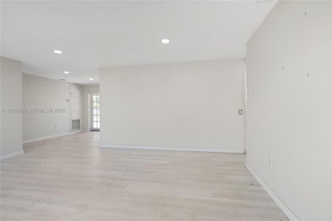 House in Miami, Florida 3 bedrooms, 106.47 sq.m. № 2088305 - photo 5