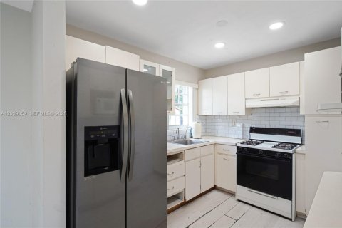 House in Miami, Florida 3 bedrooms, 106.47 sq.m. № 2088305 - photo 12