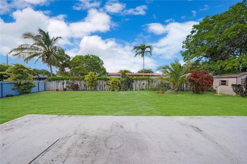House in Miami, Florida 3 bedrooms, 106.47 sq.m. № 2088305 - photo 22