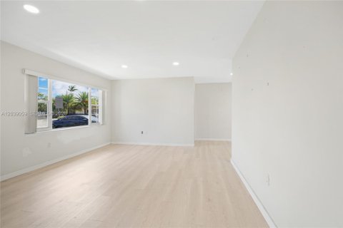House in Miami, Florida 3 bedrooms, 106.47 sq.m. № 2088305 - photo 4