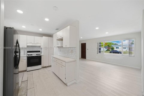 House in Miami, Florida 3 bedrooms, 106.47 sq.m. № 2088305 - photo 8