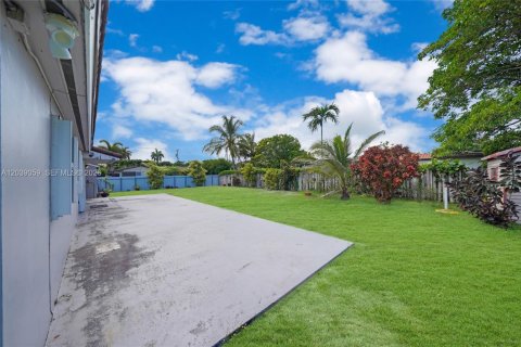 House in Miami, Florida 3 bedrooms, 106.47 sq.m. № 2088305 - photo 24