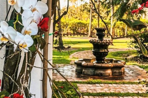 Casa en venta en Miami, Florida, 6 dormitorios, 860.65 m2 № 2020938 - foto 3