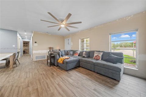 Villa ou maison à vendre à Miami, Floride: 4 chambres, 142.79 m2 № 1921127 - photo 2