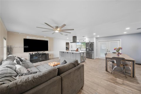 Villa ou maison à vendre à Miami, Floride: 4 chambres, 142.79 m2 № 1921127 - photo 3