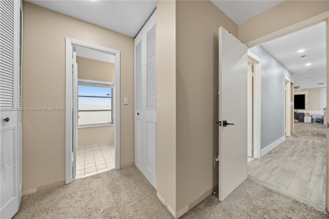 Villa ou maison à vendre à Miami, Floride: 4 chambres, 142.79 m2 № 1921127 - photo 12