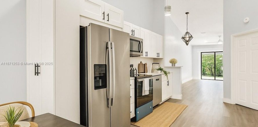 Кондоминиум с 2 спальнями в Санрайз, Флорида № 1898334