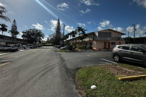 Condominio en alquiler en Hallandale Beach, Florida, 2 dormitorios, 78.78 m2 № 1991403 - foto 12