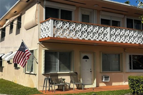 Condominio en alquiler en Hallandale Beach, Florida, 2 dormitorios, 78.78 m2 № 1991403 - foto 1