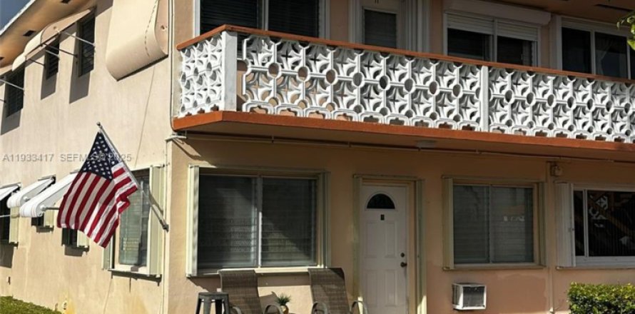 Condominio en Hallandale Beach, Florida, 2 dormitorios  № 1991403