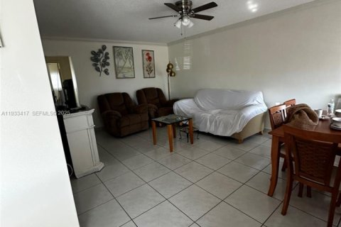 Condominio en alquiler en Hallandale Beach, Florida, 2 dormitorios, 78.78 m2 № 1991403 - foto 4