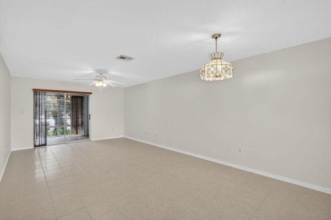 Condo in St. Lucie, Florida, 2 bedrooms № 2082202 - photo 9