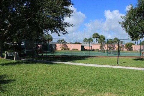 Condo in St. Lucie, Florida, 2 bedrooms № 2082202 - photo 25