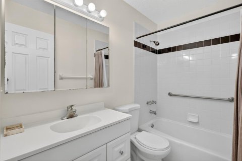 Condo in St. Lucie, Florida, 2 bedrooms № 2082202 - photo 14