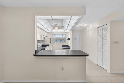 Condo in St. Lucie, Florida, 2 bedrooms № 2082202 - photo 8