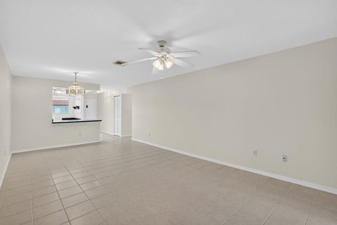 Condo in St. Lucie, Florida, 2 bedrooms № 2082202 - photo 10