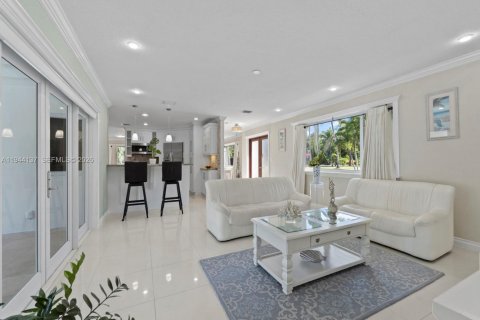 House in Miami, Florida 4 bedrooms, 243.87 sq.m. № 2007331 - photo 4