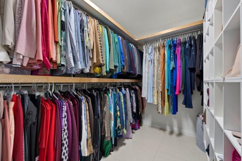 House in Miami, Florida 4 bedrooms, 243.87 sq.m. № 2007331 - photo 17