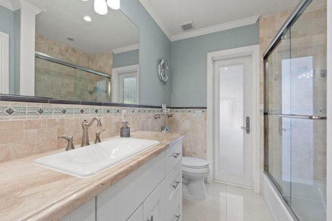 House in Miami, Florida 4 bedrooms, 243.87 sq.m. № 2007331 - photo 10