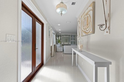 House in Miami, Florida 4 bedrooms, 243.87 sq.m. № 2007331 - photo 2