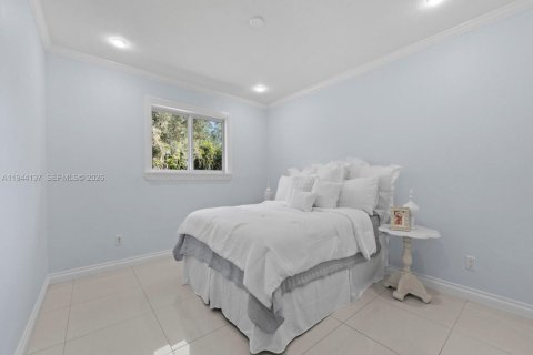 House in Miami, Florida 4 bedrooms, 243.87 sq.m. № 2007331 - photo 12