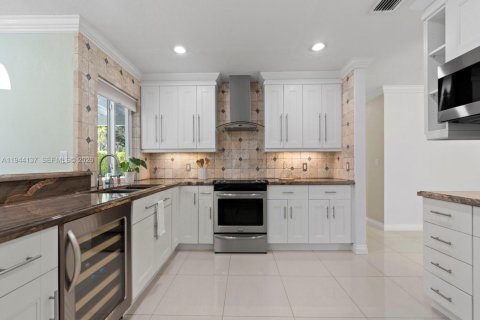 House in Miami, Florida 4 bedrooms, 243.87 sq.m. № 2007331 - photo 6