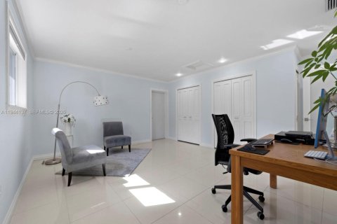 House in Miami, Florida 4 bedrooms, 243.87 sq.m. № 2007331 - photo 21