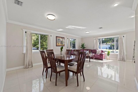 House in Miami, Florida 4 bedrooms, 243.87 sq.m. № 2007331 - photo 9