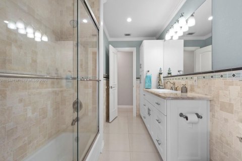 House in Miami, Florida 4 bedrooms, 243.87 sq.m. № 2007331 - photo 11