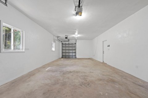 House in Miami, Florida 4 bedrooms, 243.87 sq.m. № 2007331 - photo 24