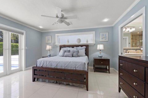 House in Miami, Florida 4 bedrooms, 243.87 sq.m. № 2007331 - photo 14