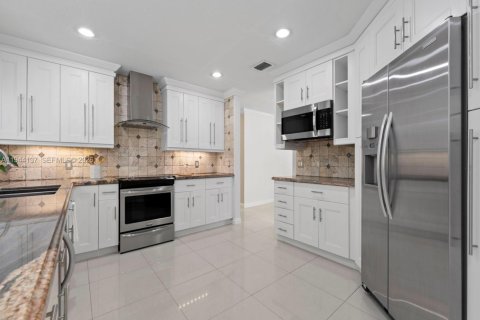 House in Miami, Florida 4 bedrooms, 243.87 sq.m. № 2007331 - photo 5