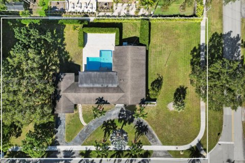 House in Miami, Florida 4 bedrooms, 243.87 sq.m. № 2007331 - photo 30