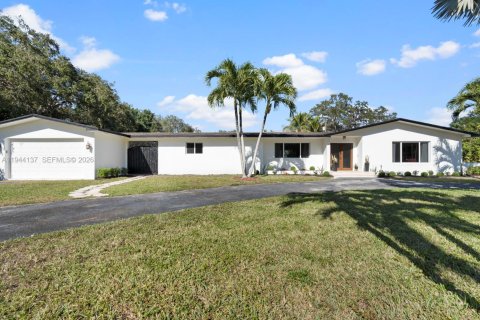 House in Miami, Florida 4 bedrooms, 243.87 sq.m. № 2007331