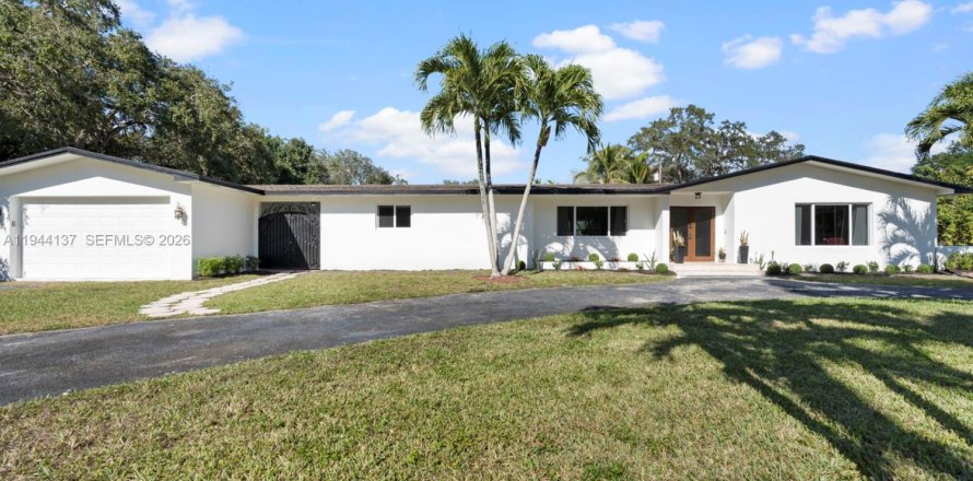House in Miami, Florida 4 bedrooms, 243.87 sq.m. № 2007331