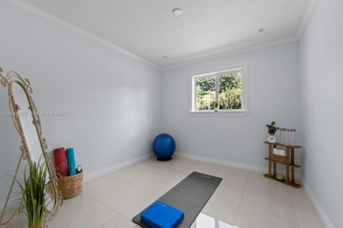 House in Miami, Florida 4 bedrooms, 243.87 sq.m. № 2007331 - photo 13