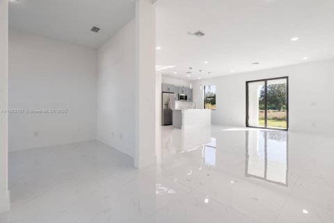 Casa en venta en Lehigh Acres, Florida, 3 dormitorios № 1932062 - foto 11