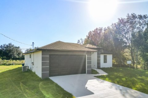Casa en venta en Lehigh Acres, Florida, 3 dormitorios № 1932062 - foto 2